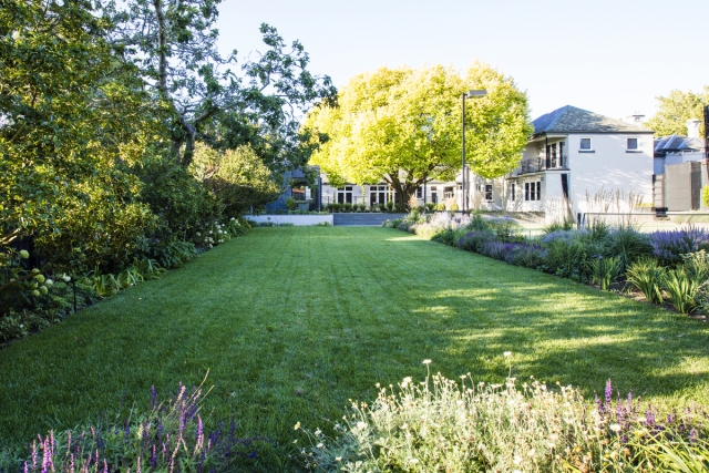 Camberwell Garden Project | Design: Ian Barker Gardens | Images: Claire Takacs | Builtworks.com.au