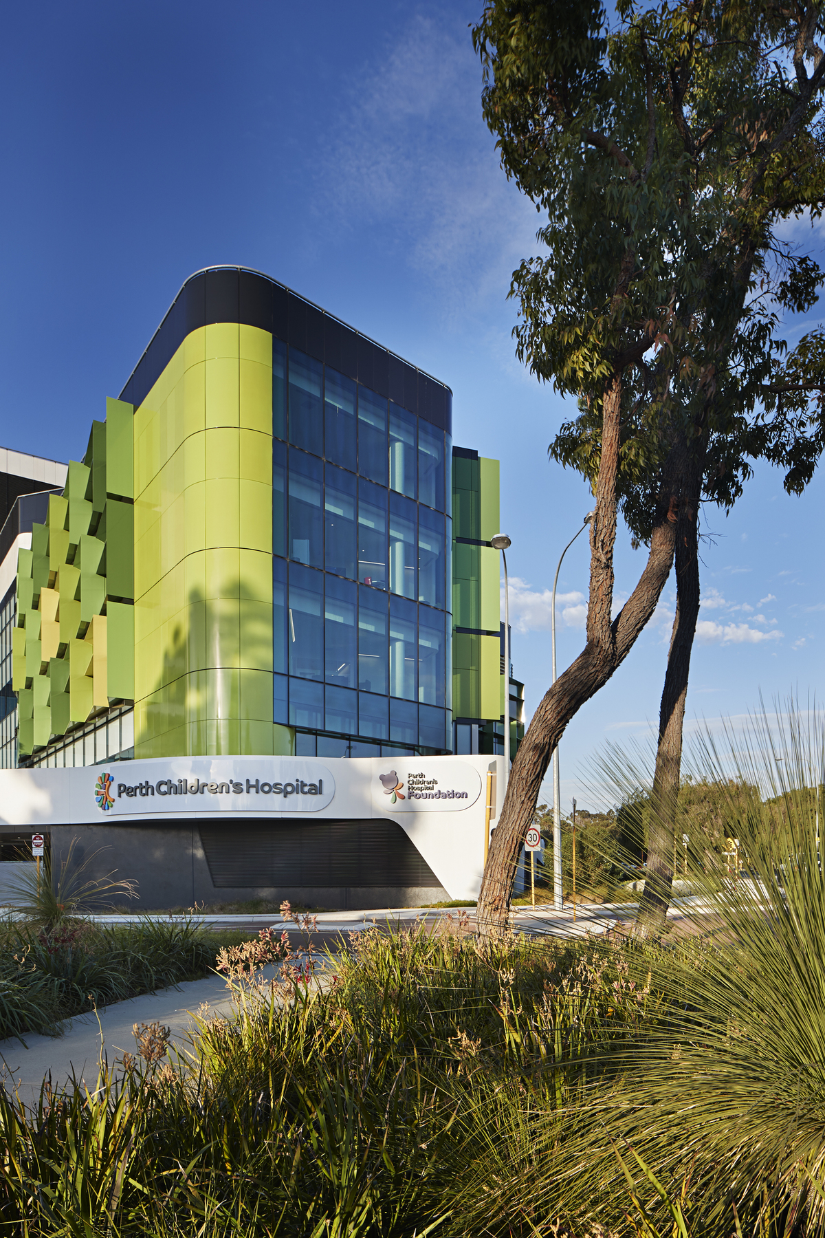 Perth Children’s Hospital | Design: Cox, BLP, HKS, JCY | Images: Shannon McGrath | Builtworks.com.au