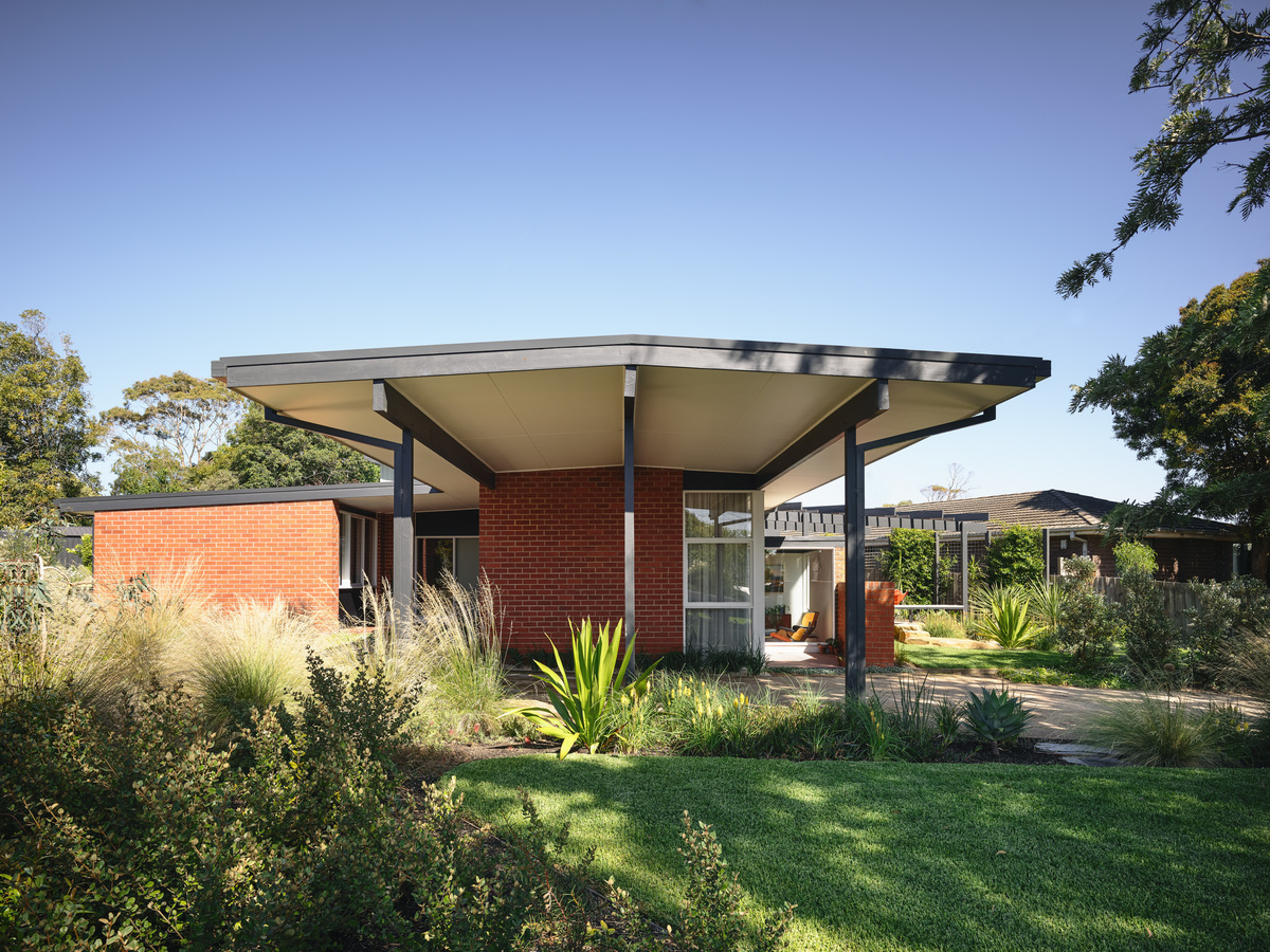 Frankston Mid Century Modern | Design: MRTN Architects | Images: Derek Swalwell | Builtworks.com.au