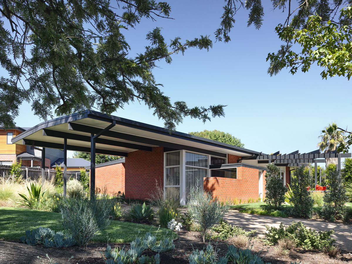 Frankston Mid Century Modern | Design: MRTN Architects | Images: Derek Swalwell | Builtworks.com.au