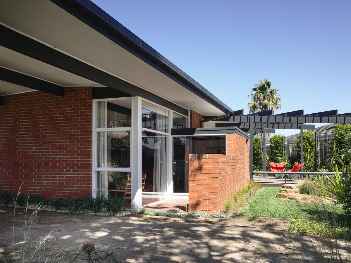 Frankston Mid Century Modern | Design: MRTN Architects | Images: Derek Swalwell | Builtworks.com.au