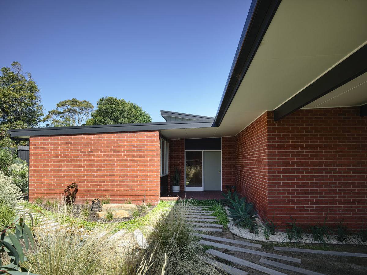 Frankston Mid Century Modern | Design: MRTN Architects | Images: Derek Swalwell | Builtworks.com.au