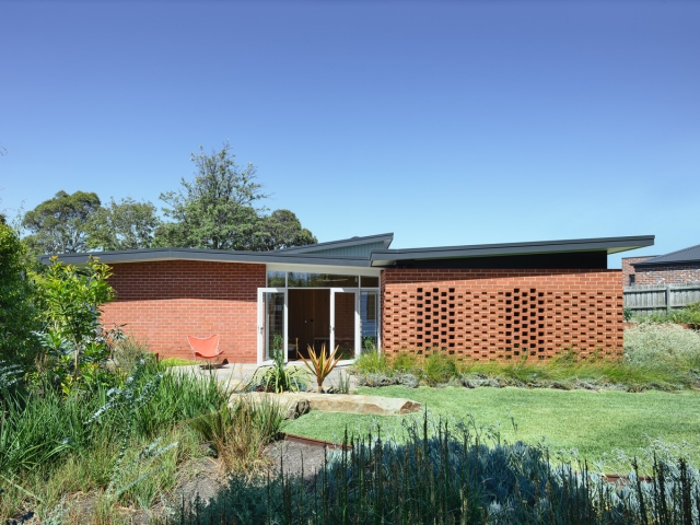 Frankston Mid Century Modern | Design: MRTN Architects | Images: Derek Swalwell Frankston Mid Century Modern | Design: MRTN Architects | Images: Derek Swalwell | Builtworks.com.au