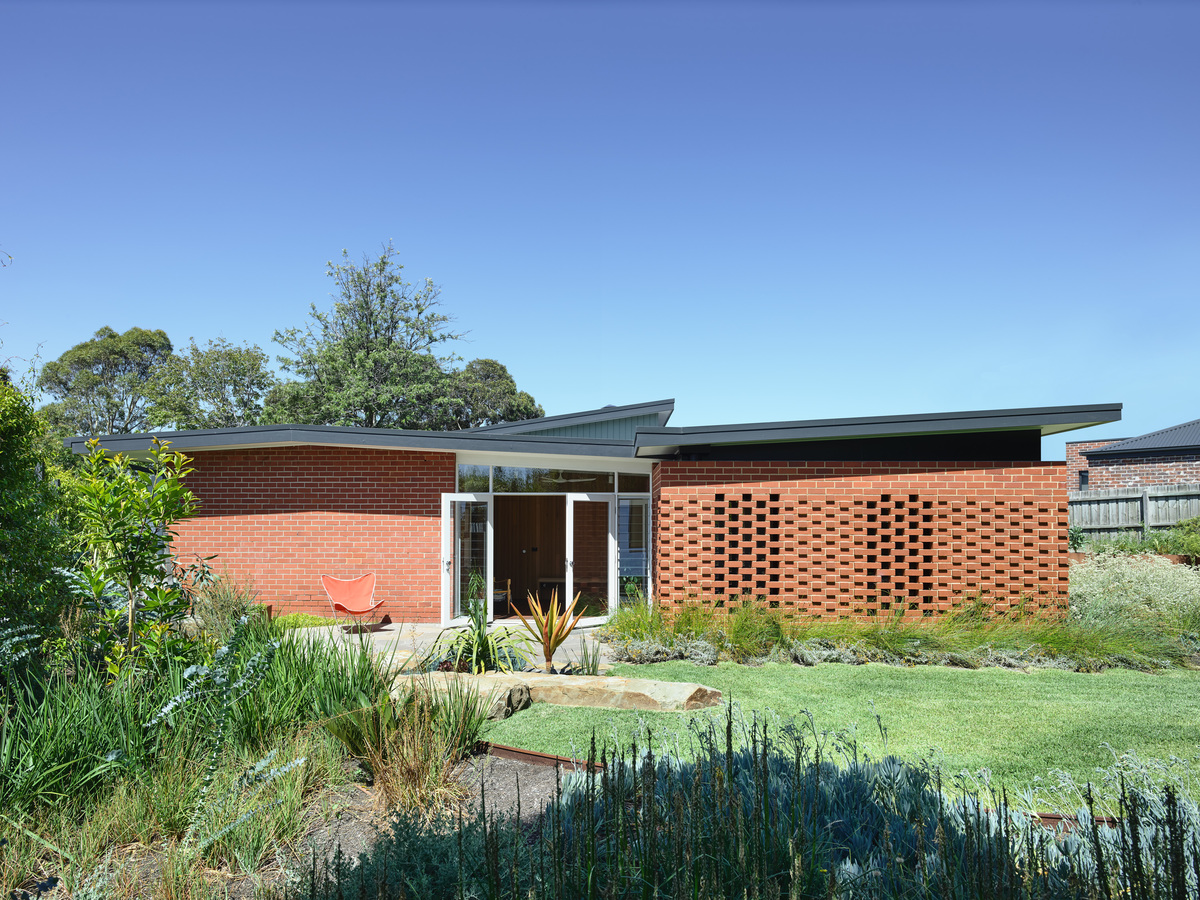 Frankston Mid Century Modern | Design: MRTN Architects | Images: Derek Swalwell | Builtworks.com.au