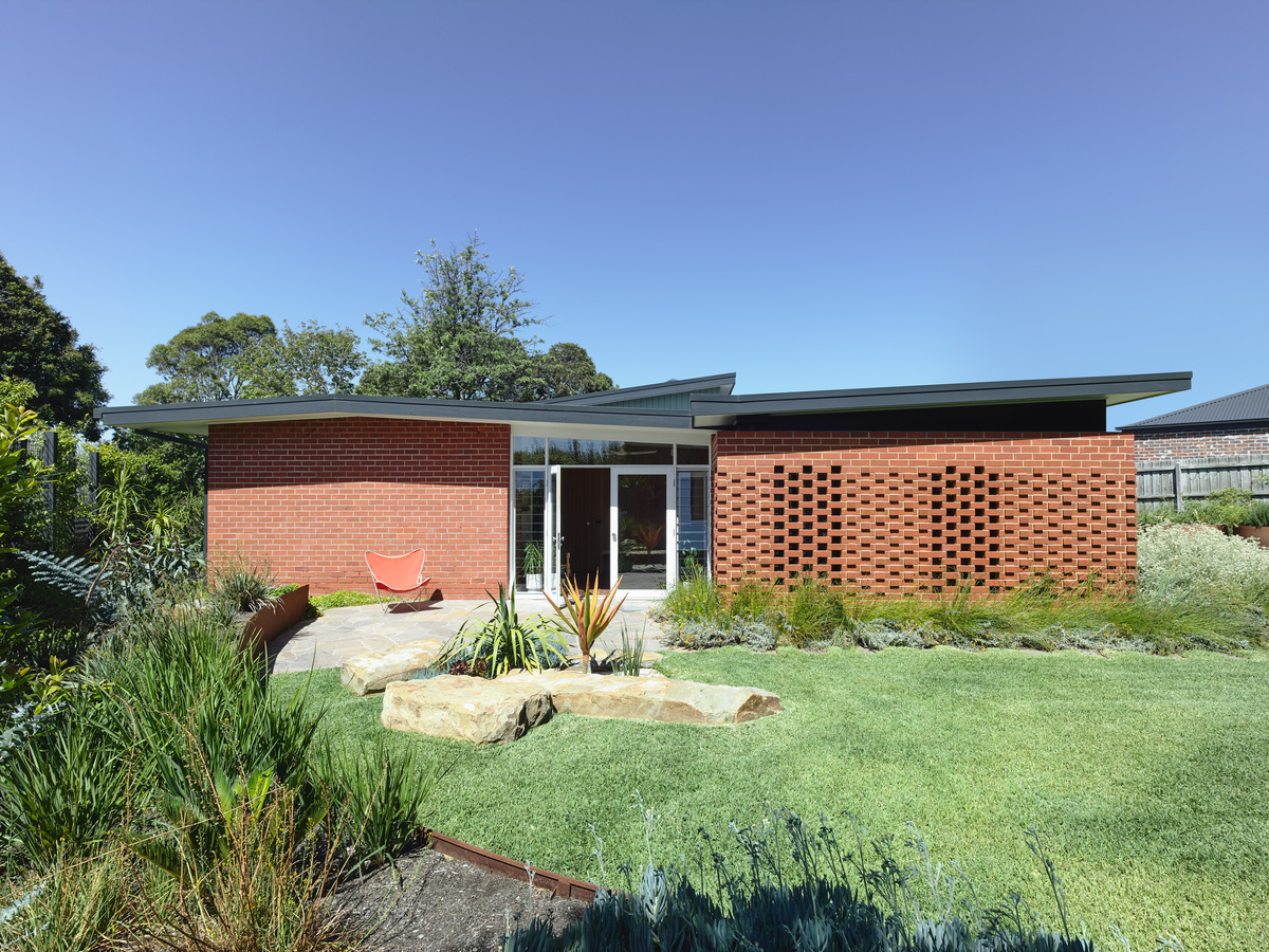 Frankston Mid Century Modern | Design: MRTN Architects | Images: Derek Swalwell | Builtworks.com.au