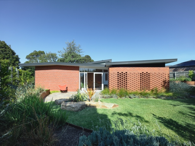 Frankston Mid Century Modern | Design: MRTN Architects | Images: Derek Swalwell Frankston Mid Century Modern | Design: MRTN Architects | Images: Derek Swalwell | Builtworks.com.au