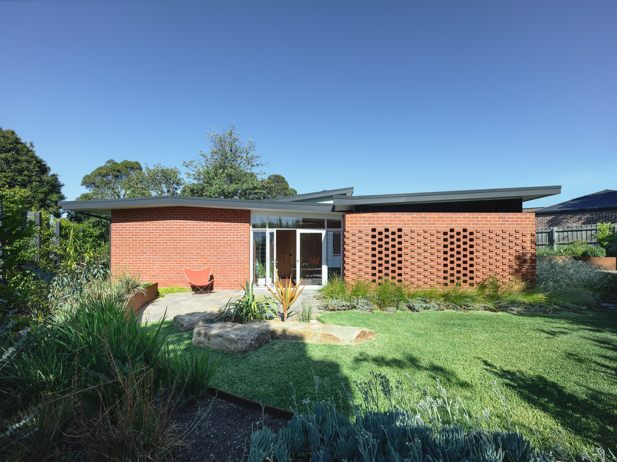 Frankston Mid Century Modern | Design: MRTN Architects | Images: Derek Swalwell | Builtworks.com.au