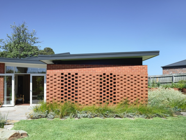 Frankston Mid Century Modern | Design: MRTN Architects | Images: Derek Swalwell Frankston Mid Century Modern | Design: MRTN Architects | Images: Derek Swalwell | Builtworks.com.au