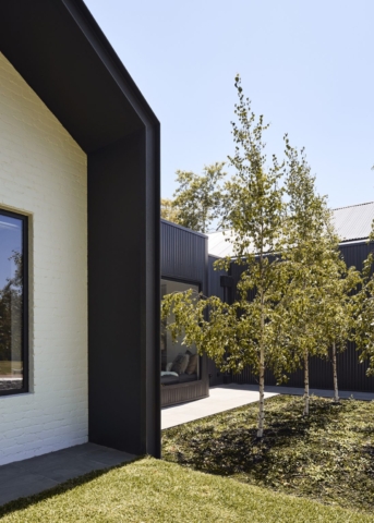 House in Silhouette | Design: Atelier Red+Black | Image: Peter Bennetts | Builtworks.com.au