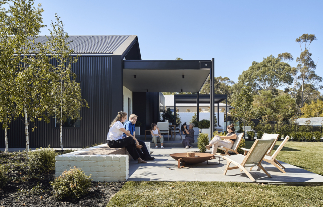 House in Silhouette | Design: Atelier Red+Black | Image: Peter Bennetts | Builtworks.com.au