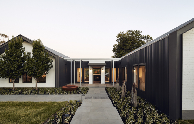 House in Silhouette | Design: Atelier Red+Black | Image: Peter Bennetts | Builtworks.com.au