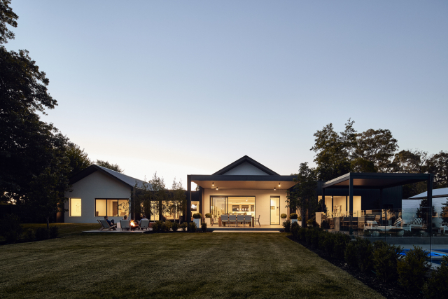 House in Silhouette | Design: Atelier Red+Black | Image: Peter Bennetts | Builtworks.com.au