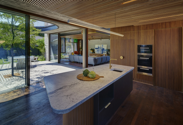 Roscommon House | Design: Neil Cownie Architect | Image: Michael Nicholson, Jack Lovell, Robert Frith | Builtworks.com.au