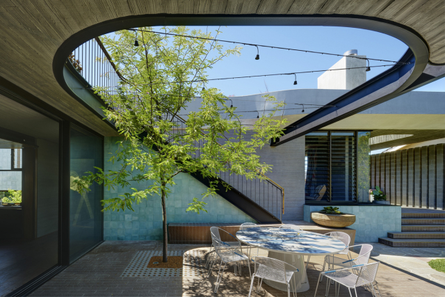 Roscommon House | Design: Neil Cownie Architect | Image: Michael Nicholson, Jack Lovell, Robert Frith | Builtworks.com.au
