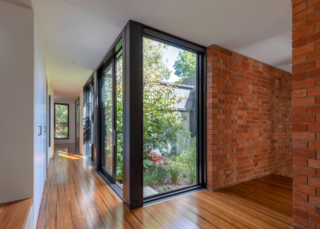 Courtyard House | Design: Rob Henry Architects | Image: LightStudies Photography | Builtworks.com.au