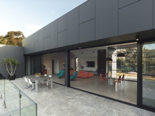 Macmasters Beach Courtyard House | Design: Matt Thitchener Architect | Image: Luke Butterly | Builtworks.com.au