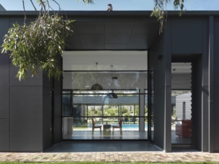 Macmasters Beach Courtyard House | Design: Matt Thitchener Architect | Image: Luke Butterly | Builtworks.com.au