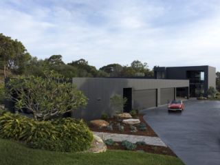 Macmasters Beach Courtyard House | Design: Matt Thitchener Architect | Image: Luke Butterly | Builtworks.com.au
