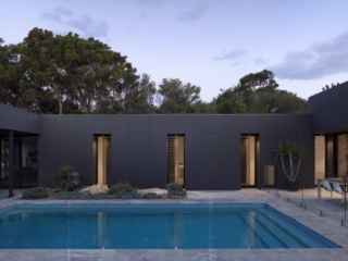 Macmasters Beach Courtyard House | Design: Matt Thitchener Architect | Image: Luke Butterly | Builtworks.com.au