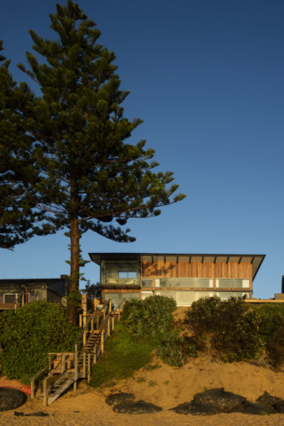 Wamberal Beach House | Design: Design King Company | Image: Brett Boardman | Builtworks.com.au