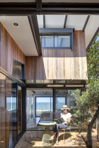 Wamberal Beach House | Design: Design King Company | Image: Brett Boardman | Builtworks.com.au